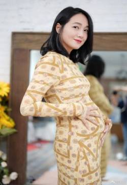 朱丹39岁生日晒二胎孕肚照穿淡黄色长裙轻抚肚子