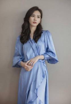 刘诗诗蓝色丝绸长裙优雅灵动秀精致侧颜气质温柔